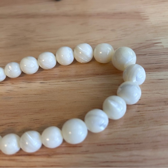Natural Mother of Pearl Graduated Iridescent Creamy Swirl Beaded Necklace Vtg - Picture 8 of 8